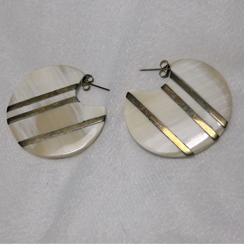 Polished Shell Earrings w/Gold Filled Stripes Sz OS ✨Makes for a Beautiful Gift✨